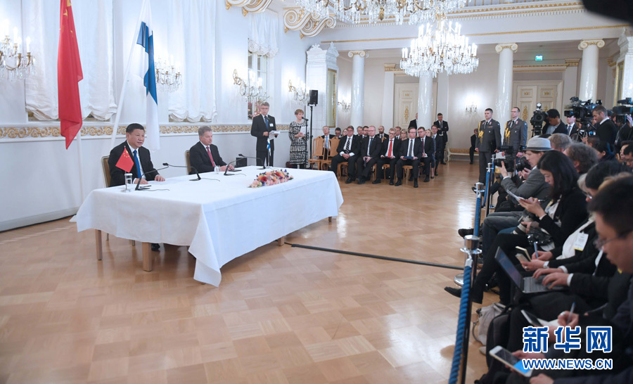 4月5日，国家主席习近平在赫尔辛基同芬兰总统尼尼斯托举行会谈。这是会谈后，两国元首共同会见记者。 新华社记者 张铎 摄