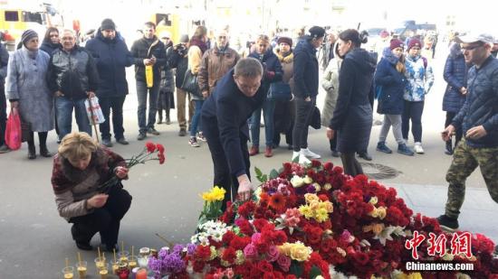 当地时间4月4日，俄罗斯圣彼得堡地铁“先那亚广场站”外，民众向爆炸遇难者献花致哀。王修君 摄