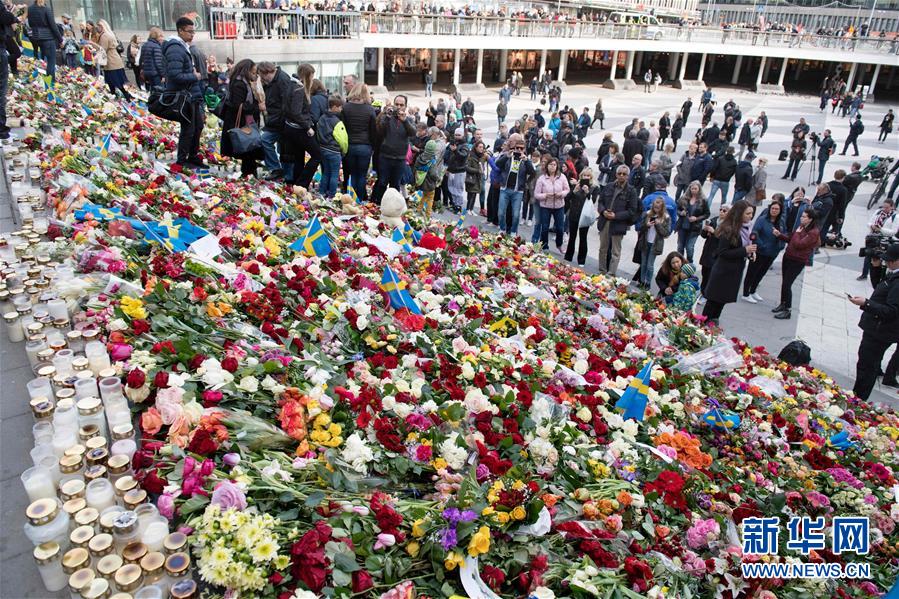（外代一线）（3）大批民众悼念斯德哥尔摩袭击遇难者