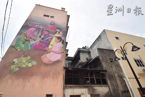 中国侨网“四族孩子齐学习包裹马来饭团”巨型壁画。（马来西亚《星洲日报》）