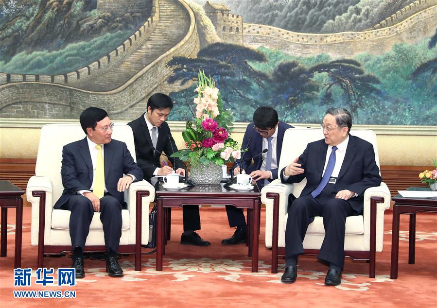 4月17日，全国政协主席俞正声会见来京出席中越双边合作指导委员会第十次会议的越南副总理兼外长范平明。 新华社记者马占成摄