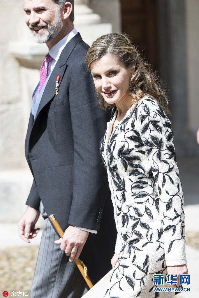 西班牙王后莱蒂齐亚出席活动 着黑白印花裙典