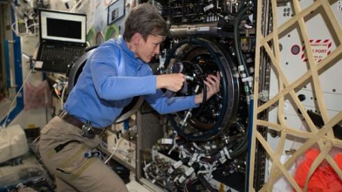 2016年12月，惠特森在国际空间站执行任务。图片来源：NASA