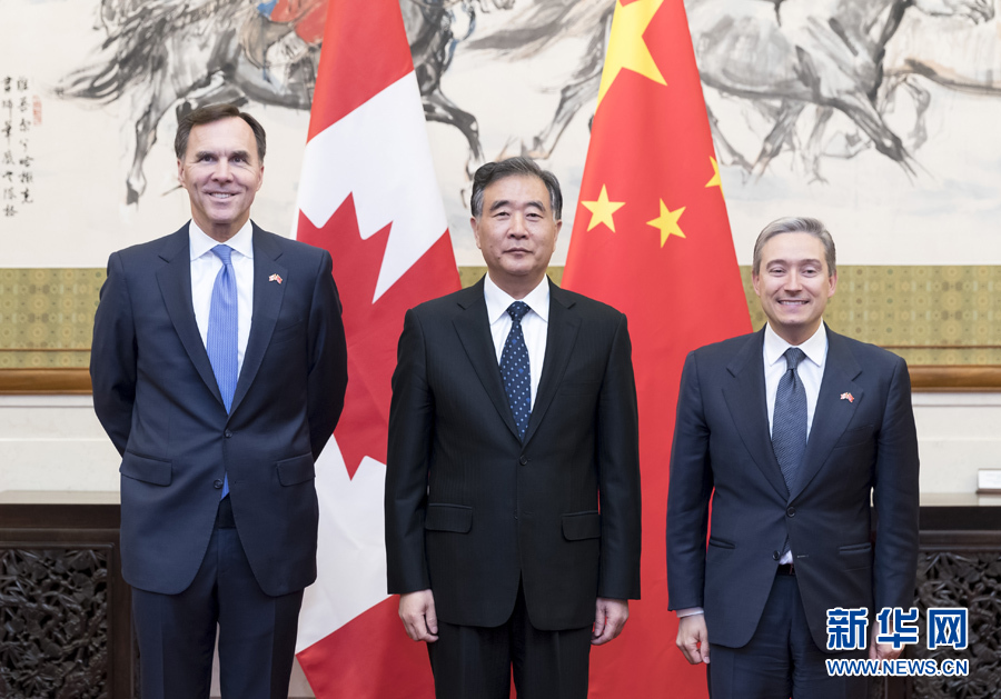 4月25日，国务院副总理汪洋在北京与来访的加拿大财政部长莫诺（左）、国际贸易部长尚帕涅举行会谈，共同启动中加经济财金战略对话。新华社记者丁海涛摄