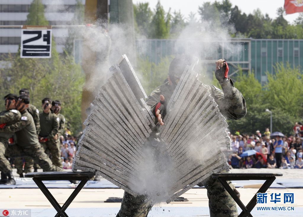 韩国儿童节士兵表演武术 额头劈砖霸气侧漏