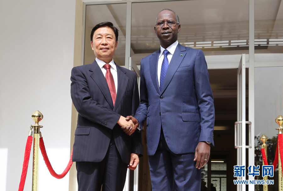 5月8日，塞内加尔总理迪奥纳（右）在达喀尔会见到访的中国国家副主席李源潮。 新华社记者邢建桥摄