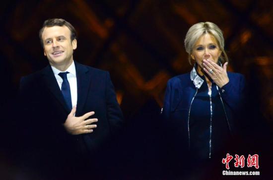 马克龙和妻子布丽吉特在巴黎卢浮宫前举行的庆祝胜选集会上。 <a target='_blank' href='http://www.chinanews.com/'><p  align=