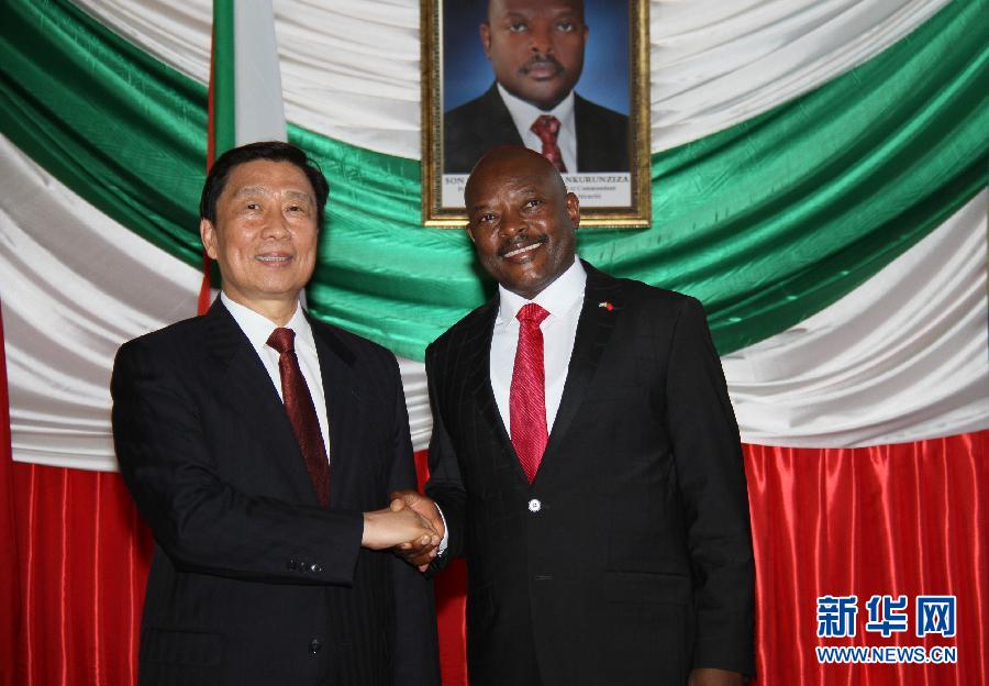 布隆迪总统恩库伦齐扎(右)在布琼布拉会见到访的中国国家副主席李源潮