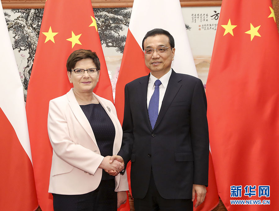 5月12日，国务院总理李克强在北京人民大会堂会见来华出席“一带一路”国际合作高峰论坛的波兰总理希德沃。新华社记者 丁林 摄