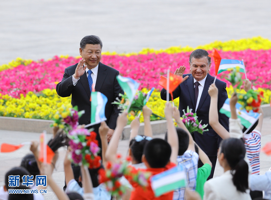 5月12日，国家主席习近平在北京人民大会堂同乌兹别克斯坦总统米尔济约耶夫举行会谈。这是会谈前，习近平在人民大会堂东门外广场为米尔济约耶夫举行欢迎仪式。新华社记者 王晔 摄