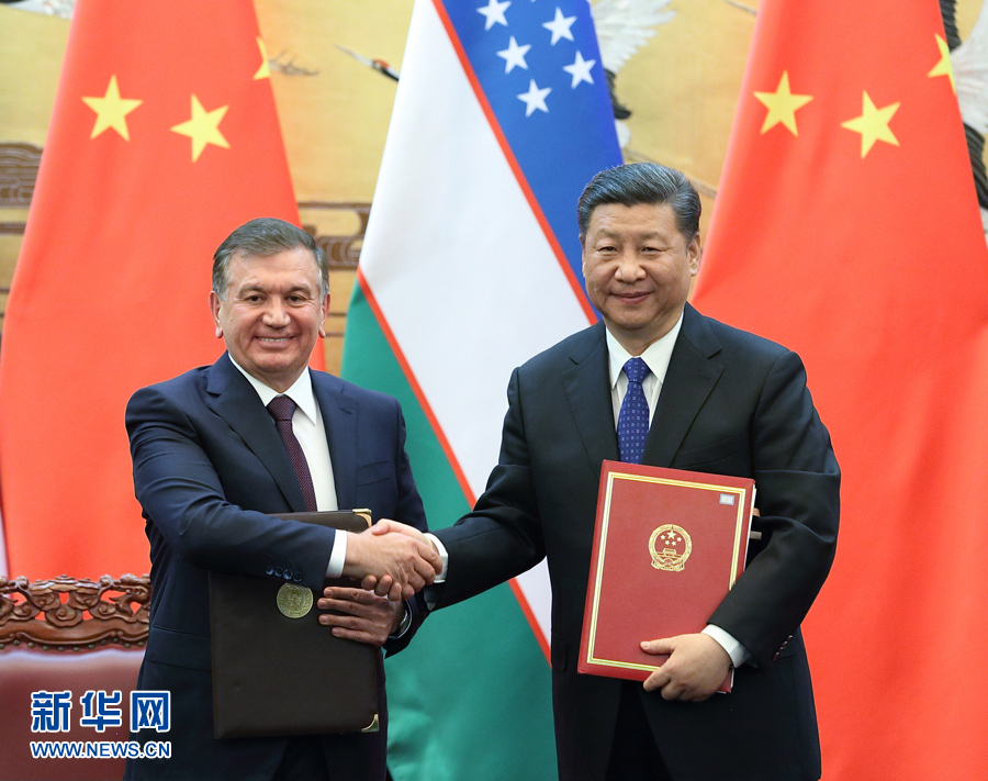 5月12日，国家主席习近平在北京人民大会堂同乌兹别克斯坦总统米尔济约耶夫举行会谈。这是会谈后，两国元首签署《中华人民共和国和乌兹别克斯坦共和国联合声明》。新华社记者 王晔 摄