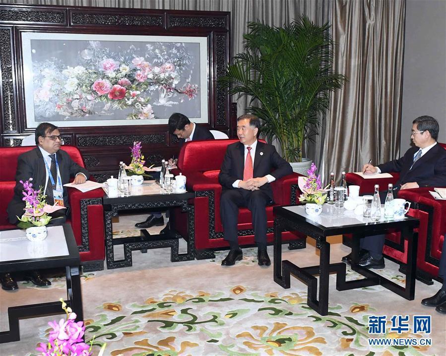5月14日，国务院副总理汪洋在北京会见来华出席“一带一路”国际合作高峰论坛的尼泊尔副总理兼财长马哈拉。 新华社记者 张铎 摄