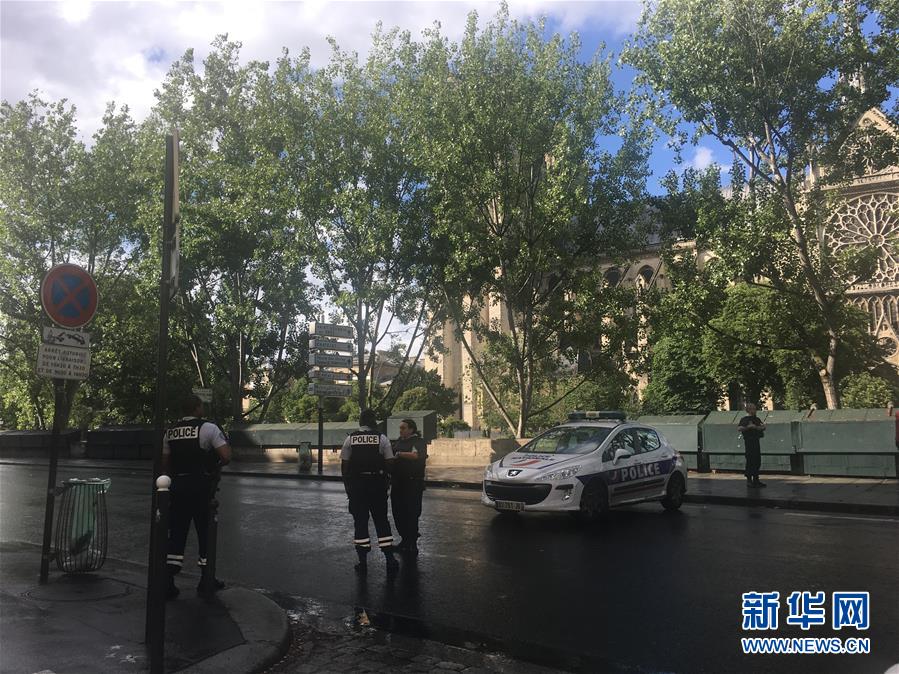 法国巴黎圣母院前广场一男子袭警