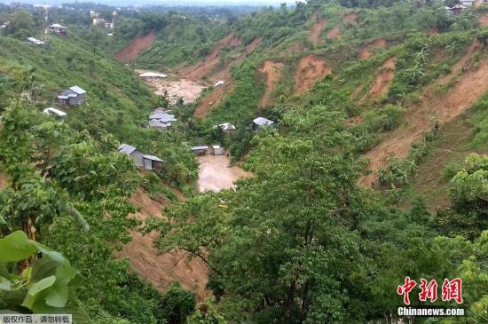 当地时间2017年6月13日，孟加拉班达尔班，孟加拉国警方13日表示，该国东南部地区因暴雨引发山体滑坡，已造成至少45人丧生，多数遇难者被泥石流所埋。