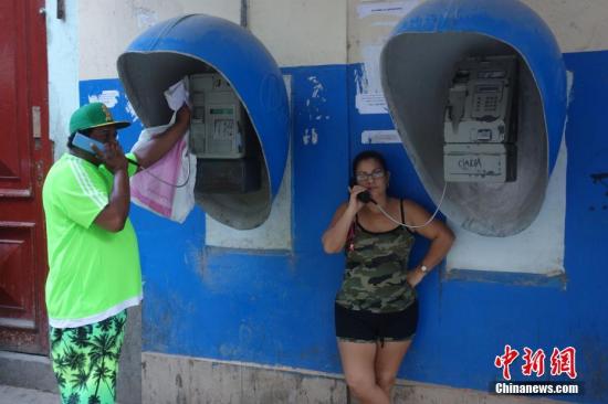 两名市民使用街头磁卡电话。 <a target='_blank' href='http://www.chinanews.com/'><p  align=