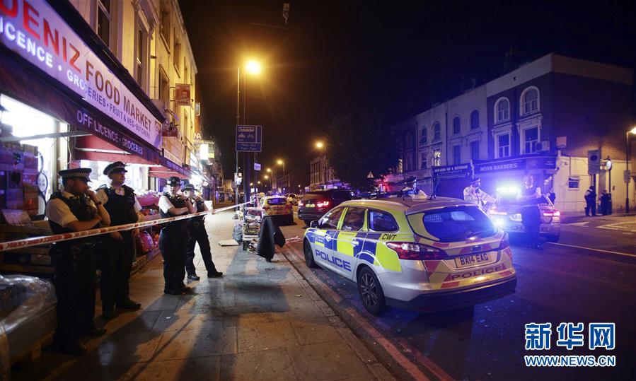 (国际)(1)英国伦敦一辆车冲入人群造成多人受伤
