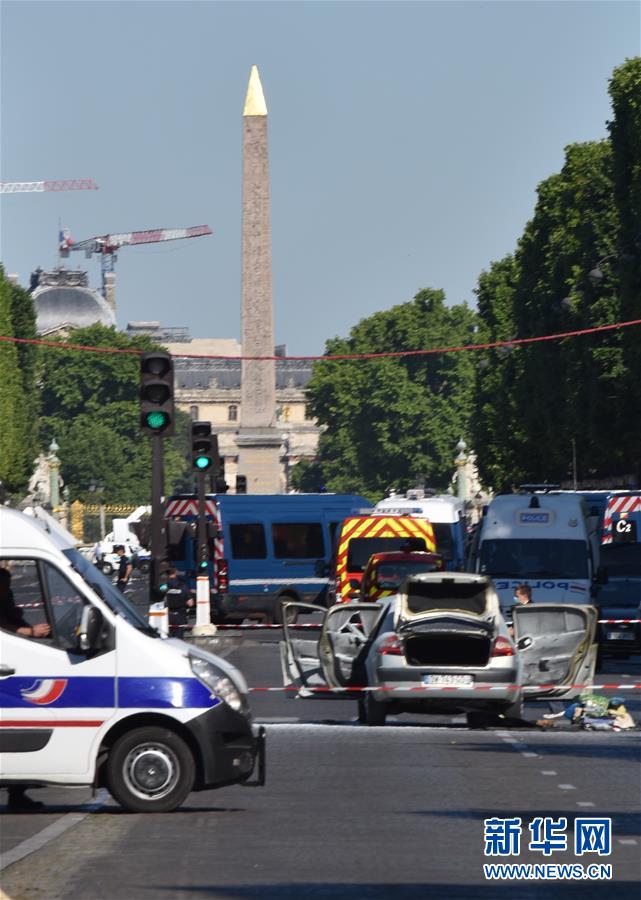 （国际）（6）巴黎香榭丽舍大街发生驾车冲撞宪兵车辆事件