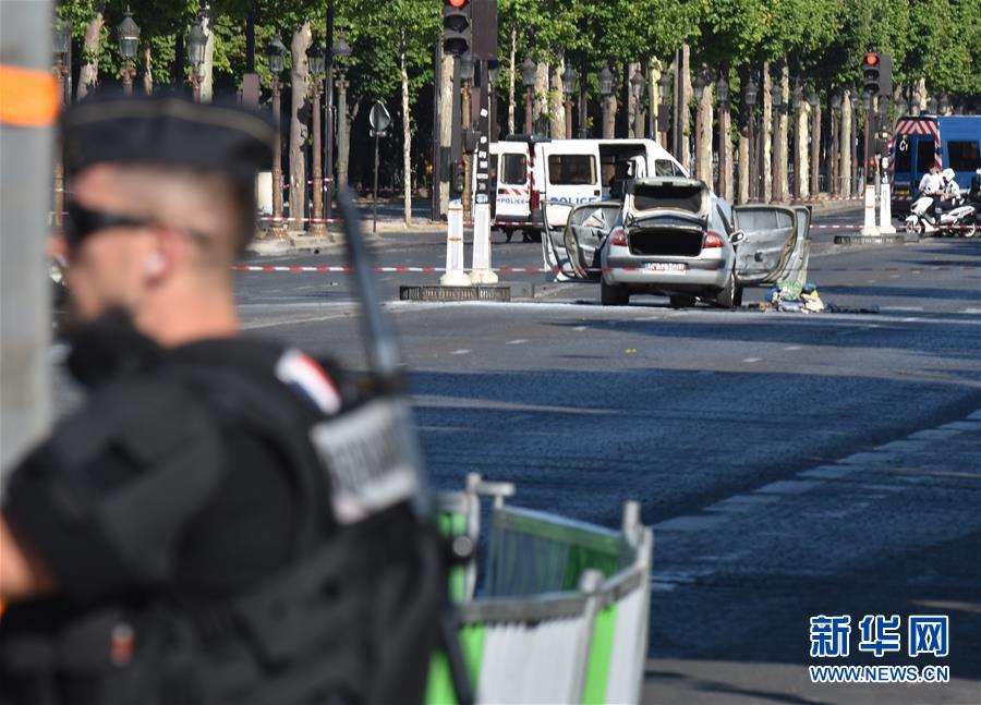 （国际）（4）巴黎香榭丽舍大街发生驾车冲撞宪兵车辆事件