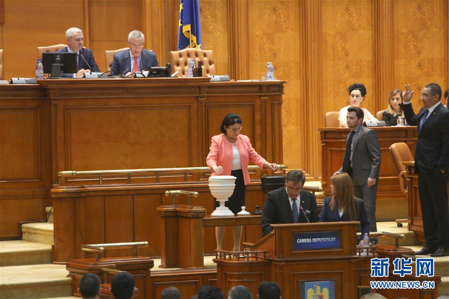（国际）（1）罗马尼亚议会通过社会民主党对政府的不信任案