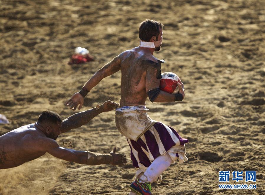 （体育）（4）佛罗伦萨上演“肉搏足球赛”