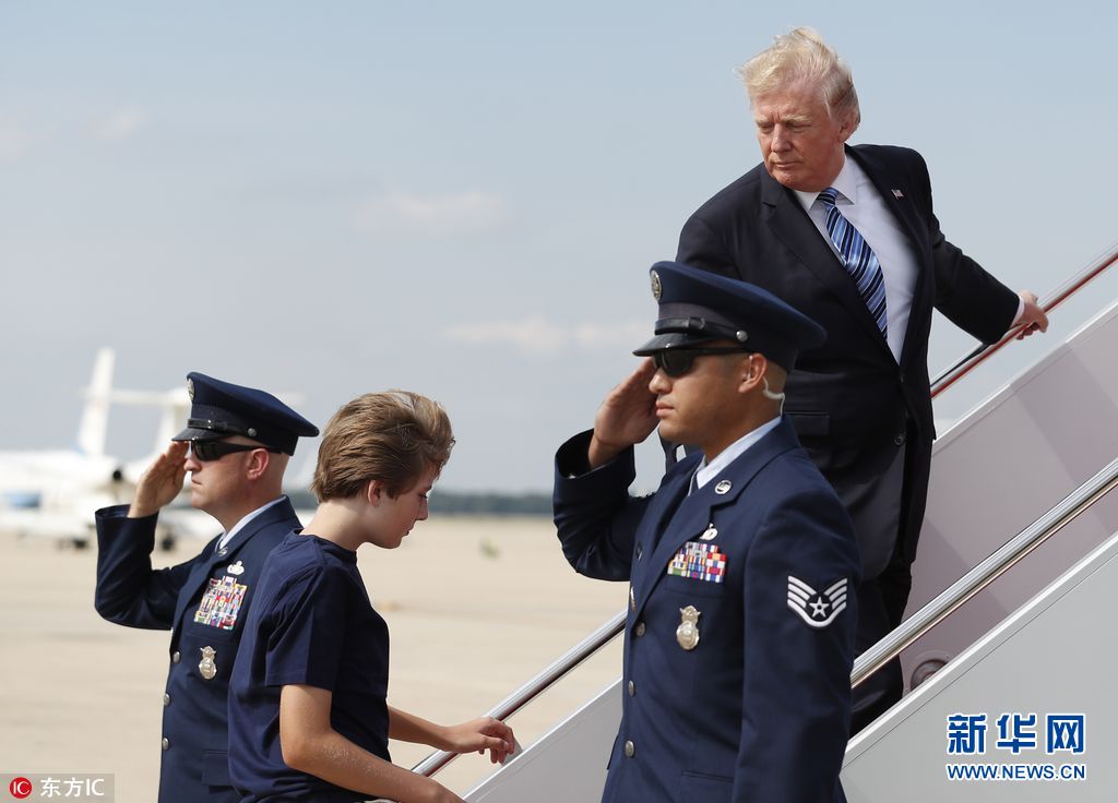 特朗普携妻儿乘空军一号前往新泽西州度周末