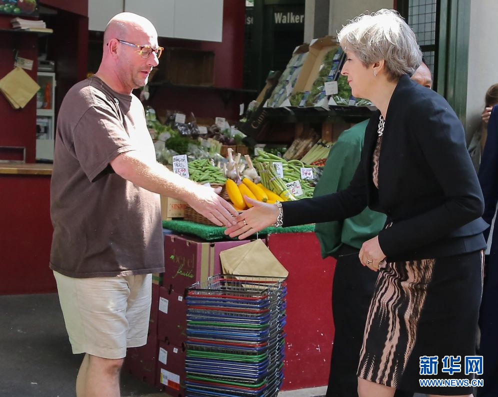 英首相特雷莎·梅携澳总理特恩布尔逛伦敦市场