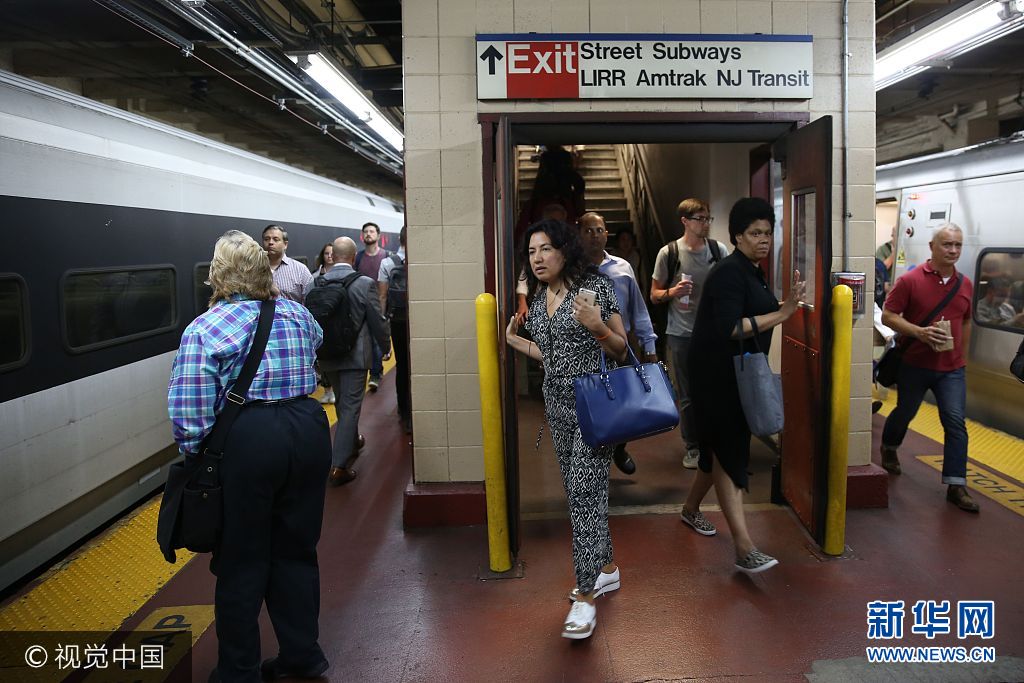 当地时间2017年7月10日，美国纽约，宾夕法尼亚车站的通勤者，该站正在进行长期的轨道维修计划。由于进入曼哈顿的列车数量急剧减少，纽约的通勤者正在为长期的延误和替代使用交通工具做准备。***_***NEW YORK, USA - JULY 10: Commuters are seen in New York's Pennsylvania Station as workers start track repairs causing massive disruptions to commuters in New York, United States on July 10, 2017.  (Photo by Mohammed Elshamy/Anadolu Agency/Getty Images)