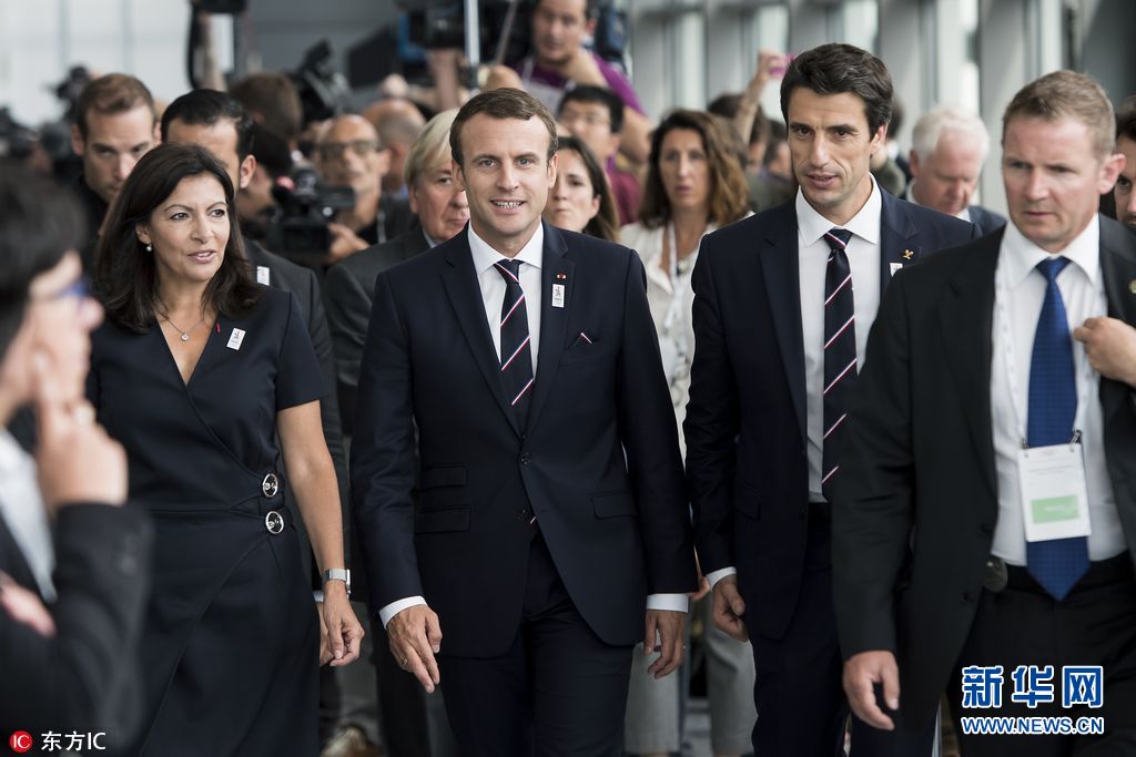 法国总统马克龙率领代表团为巴黎申奥作陈述(