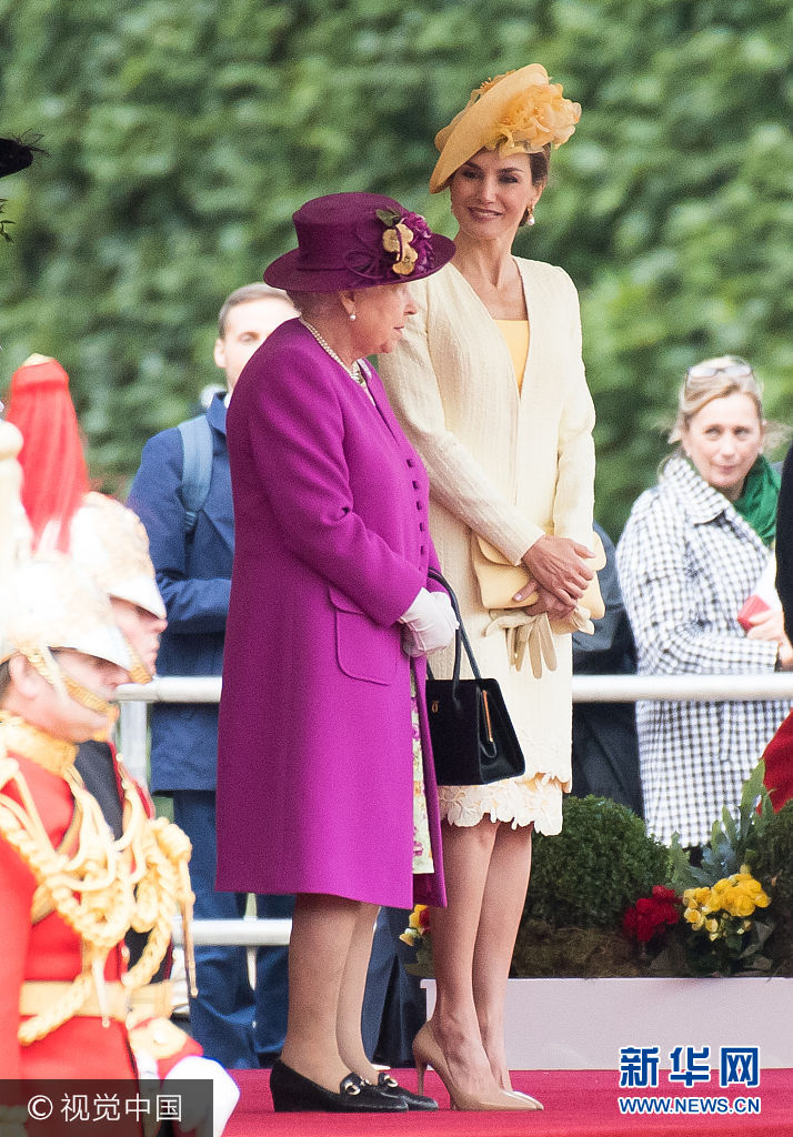 当地时间2017年7月12日，英国伦敦，西班牙国王菲利普六世首次访问英国，英国女王伊丽莎白二世举行盛大迎接仪式。***_***LONDON, ENGLAND - JULY 12:  Queen Elizabeth II stands with Queen Letizia of Spain during a State visit by the King and Queen of Spain on July 12, 2017 in London, England.  This is the first state visit by the current King Felipe and Queen Letizia, the last being in 1986 with King Juan Carlos and Queen Sofia.  (Photo by Samir Hussein/WireImage)