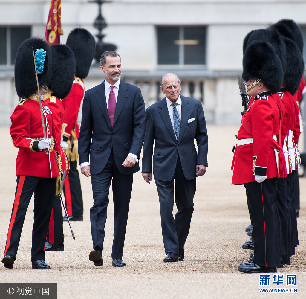 当地时间2017年7月12日，英国伦敦，西班牙国王菲利普六世首次访问英国，英国女王伊丽莎白二世举行盛大迎接仪式。***_***LONDON, ENGLAND - JULY 12:  Prince Philip, Duke of Edinburgh and King Felipe VI of Spain attend a Ceremonial Welcome on Horse Guards Parade during a State visit by the King and Queen of Spain on July 12, 2017 in London, England.  This is the first state visit by the current King Felipe and Queen Letizia, the last being in 1986 with King Juan Carlos and Queen Sofia.  (Photo by Samir Hussein/WireImage)