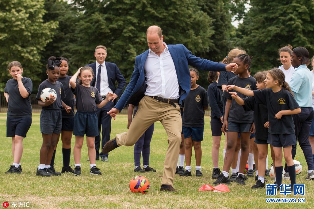 威廉王子接待女子足球队成员 扮守门员与小女