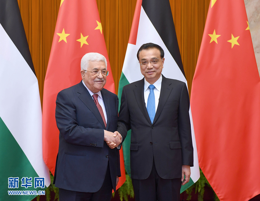 7月19日，国务院总理李克强在北京人民大会堂会见来华进行国事访问的巴勒斯坦国总统阿巴斯。 新华社记者 张铎 摄