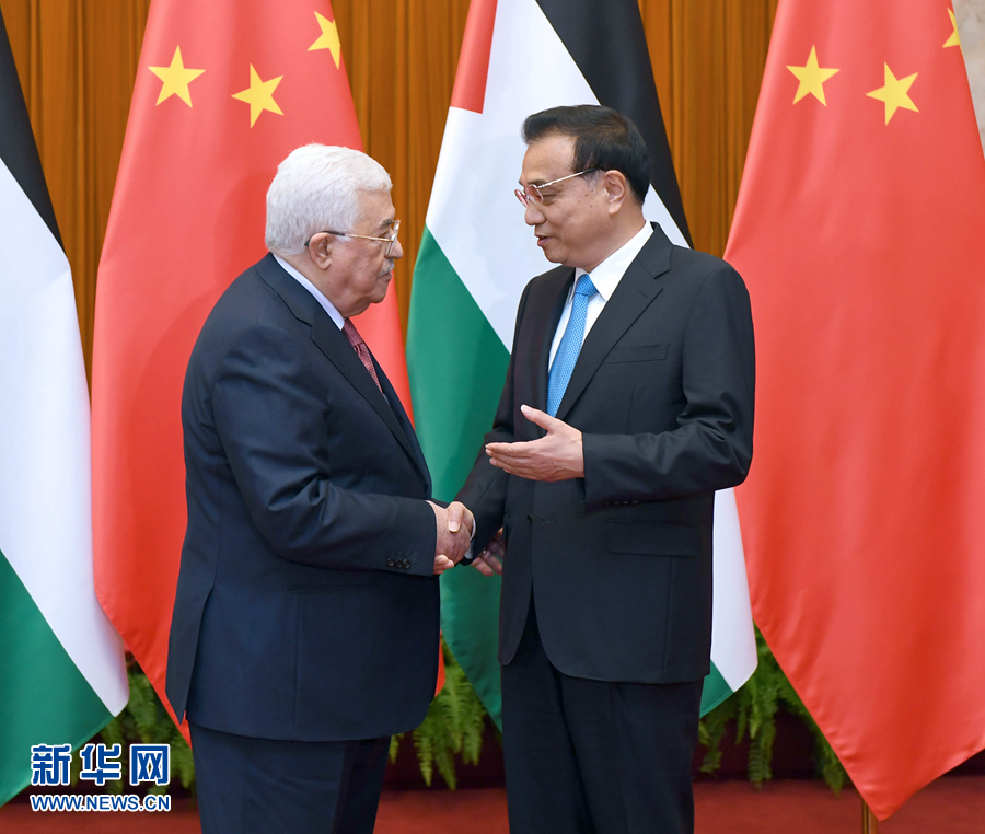 7月19日，国务院总理李克强在北京人民大会堂会见来华进行国事访问的巴勒斯坦国总统阿巴斯。 新华社记者 张铎 摄