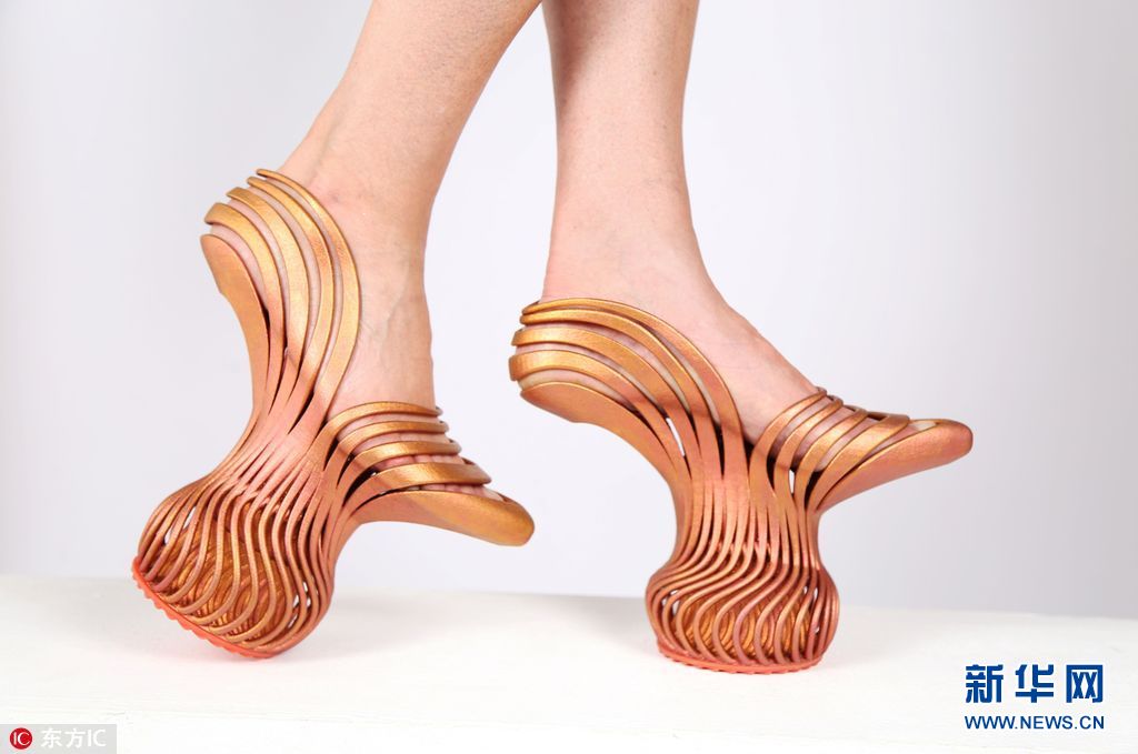以色列学生设计3D打印弹簧减震高跟鞋 带你体