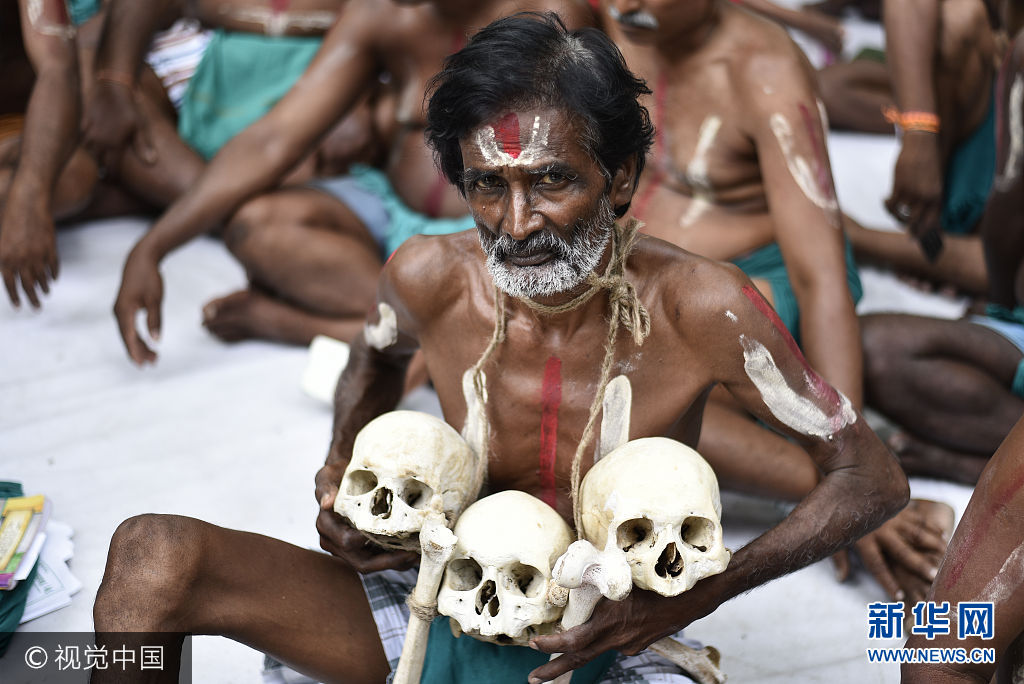 当地时间2017年7月27日，印度新德里，泰米尔纳德邦的农民身体涂有'Namam'标记举行抗议，声称政府的冷漠导致农民集体自杀。***_***NEW DELHI, INDIA - JULY 27: Farmers from Tamil Nadu make'Namam' sign on their bodies as they speak of governments apathy leading to mass suicides by farmers, on July 27, 2017 in New Delhi, India. Namam signifies being cheated. (Photo by Burhaan Kinu/Hindustan Times via Getty Images)