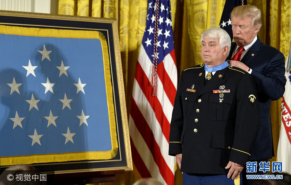 美国总统特朗普为越战军医授予荣誉勋章