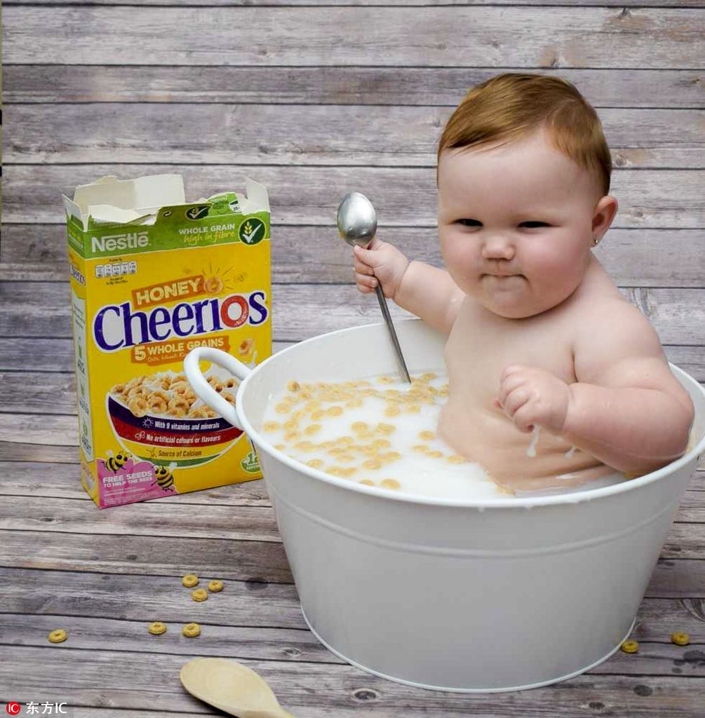 可爱宝宝坐巨碗里拍搞笑浴照 边泡澡边吃戏也