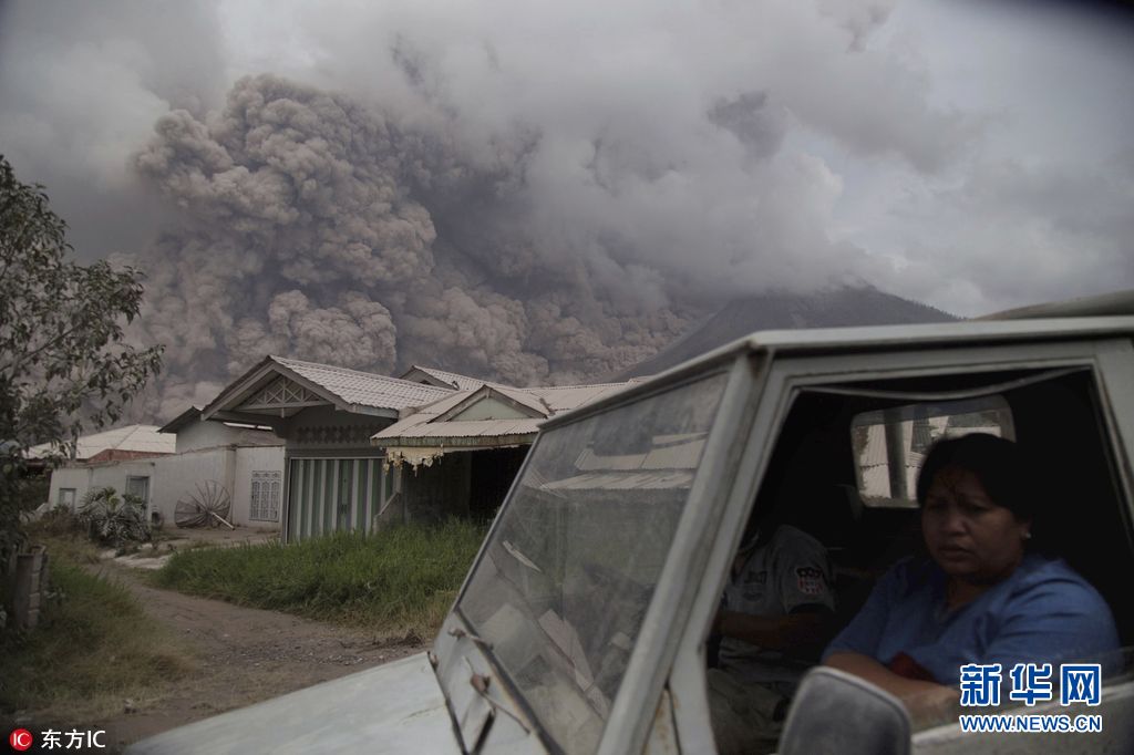 印尼锡纳朋火山发生喷发 火山灰遮天蔽日(组图