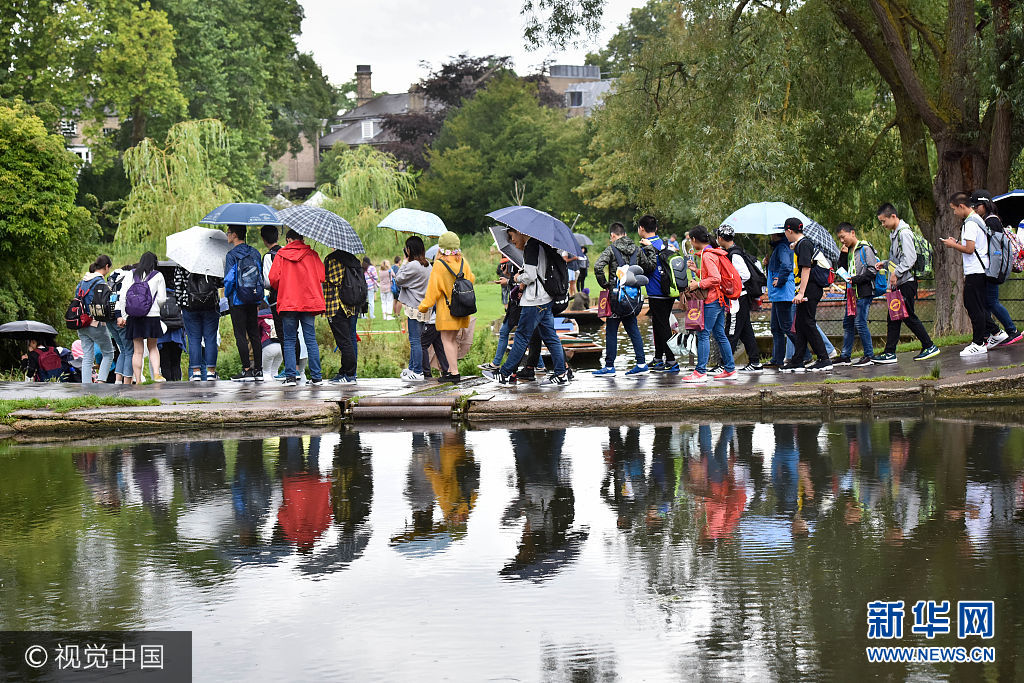***_***TAN_8060-这个季节，英国多雨。淅淅沥沥的雨水并未阻碍中国游客的兴致，康河边等待坐船的中国游客排起了长队。