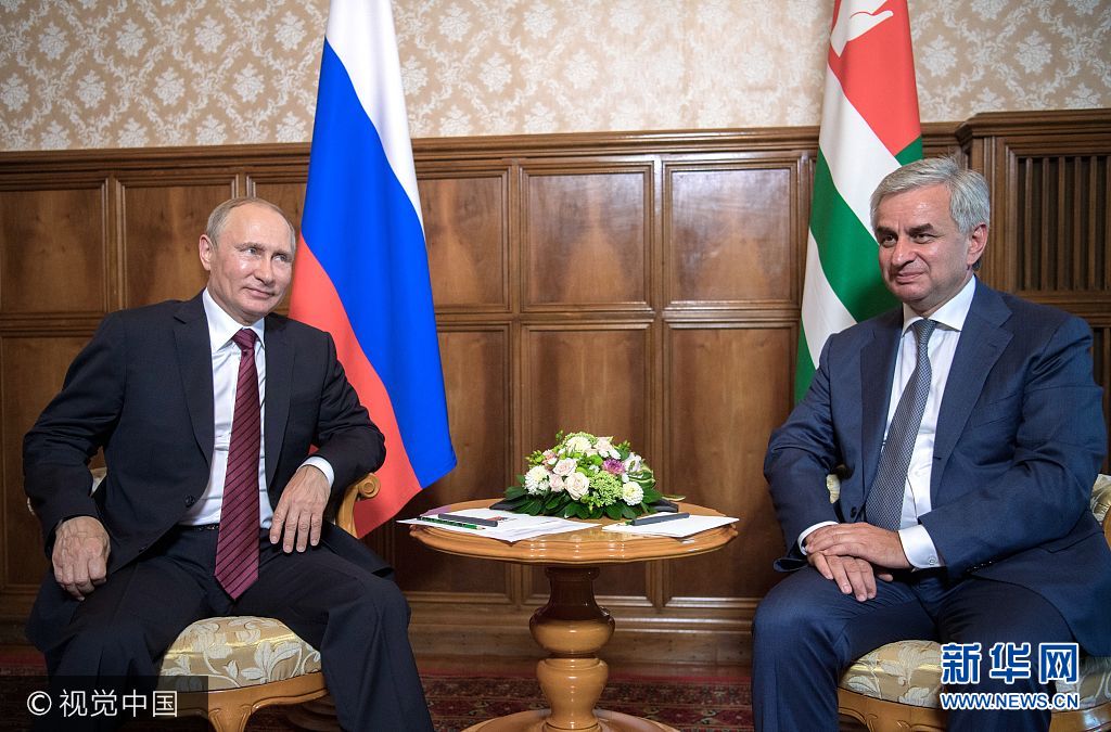 当地时间2017年8月8日，俄罗斯总统普京会见阿布哈兹领导人哈吉姆。格鲁吉亚外交部当天发表声明称，此举表明“俄延续了敌对格鲁吉亚的政策”。***_***3168101 08/08/2017 August 8, 2017. President Vladimir Putin and President of Abkhazia Raul Khadjimba, right, during a meeting. Sergey Guneev/Sputnik