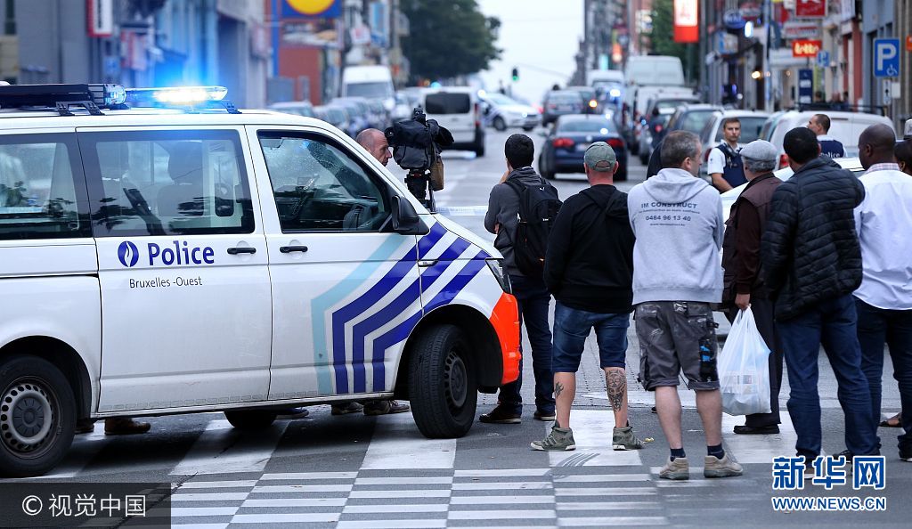 当地时间2017年8月8日，比利时布鲁塞尔，比利时首都布鲁塞尔警方在莫伦贝克区开枪截停一辆可疑车辆后，司机声称车上有爆炸品。警方封锁现场，拆弹部队到场处理，事件中无人受伤。***_***BRUSSELS, BELGIUM - AUGUST 8: Security forces take security measures after a bomb call in Brussels, Belgium on August 8, 2017. A driver, who has been taken under custody due to disobeying stop warning of police, said that there was explosive material in his car. Police pedestrianised the road and people has been evacuated from the building around the scene. (Photo by Dursun Aydemir/Anadolu Agency/Getty Images)