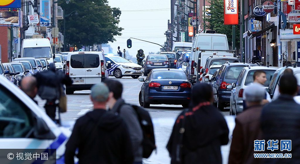 当地时间2017年8月8日，比利时布鲁塞尔，比利时首都布鲁塞尔警方在莫伦贝克区开枪截停一辆可疑车辆后，司机声称车上有爆炸品。警方封锁现场，拆弹部队到场处理，事件中无人受伤。***_***BRUSSELS, BELGIUM - AUGUST 8: Security forces take security measures after a bomb call in Brussels, Belgium on August 8, 2017. A driver, who has been taken under custody due to disobeying stop warning of police, said that there was explosive material in his car. Police pedestrianised the road and people has been evacuated from the building around the scene. (Photo by Dursun Aydemir/Anadolu Agency/Getty Images)