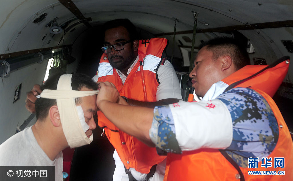 ***_***当地时间2017年8月8日，斯里兰卡，中斯海军医护人员在救护直升机里对“伤员”进行包扎。江山摄