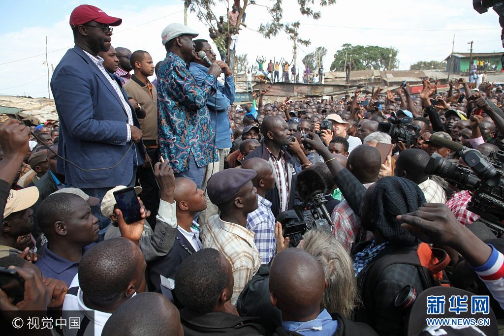 当地时间2017年8月13日，肯尼亚内罗毕，肯尼亚反对党支持者举行游行，抗议总统选举结果，反对党候选人奥廷加现身游行现场。***_***NAIROBI, KENYA - AUGUST 13 :  Kenya's opposition leader Raila Odinga (2nd R) addresses his supporters in the Kibera district of Nairobi on August 13, 2017.   (Photo by Bryan Jaybee/Anadolu Agency/Getty Images)