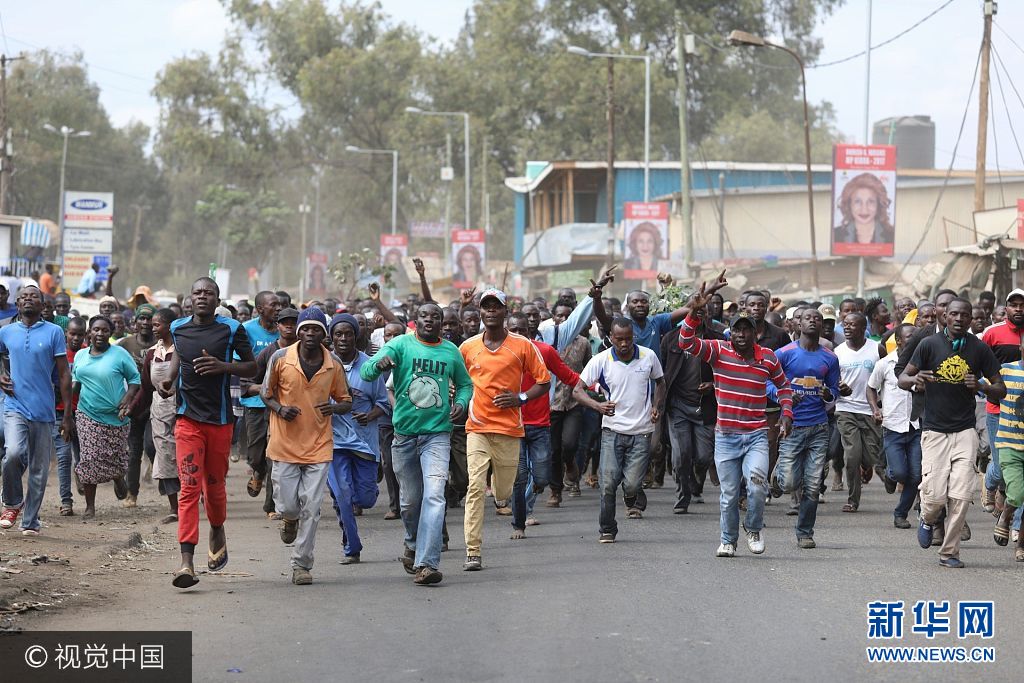 当地时间2017年8月13日，肯尼亚内罗毕，肯尼亚反对党支持者举行游行，抗议总统选举结果，反对党候选人奥廷加现身游行现场。***_***NAIROBI, KENYA - AUGUST 13: Supporters of Kenya's opposition leader Raila Odinga run to gathering to listen Odinga's speech in the Kibera slum on August 13, 2017 in Nairobi, Kenya. (Photo by Bryan Jaybee/Anadolu Agency/Getty Images)