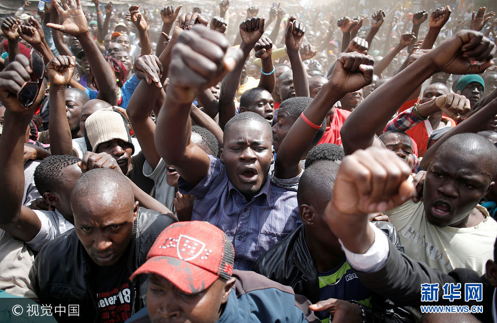 当地时间2017年8月13日，肯尼亚内罗毕，肯尼亚反对党支持者举行游行，抗议总统选举结果，反对党候选人奥廷加现身游行现场。***_***Supporters of opposition leader Raila Odinga shout during a rally in the Kibera slum in Nairobi, Kenya, August 13, 2017. Goran Tomasevic