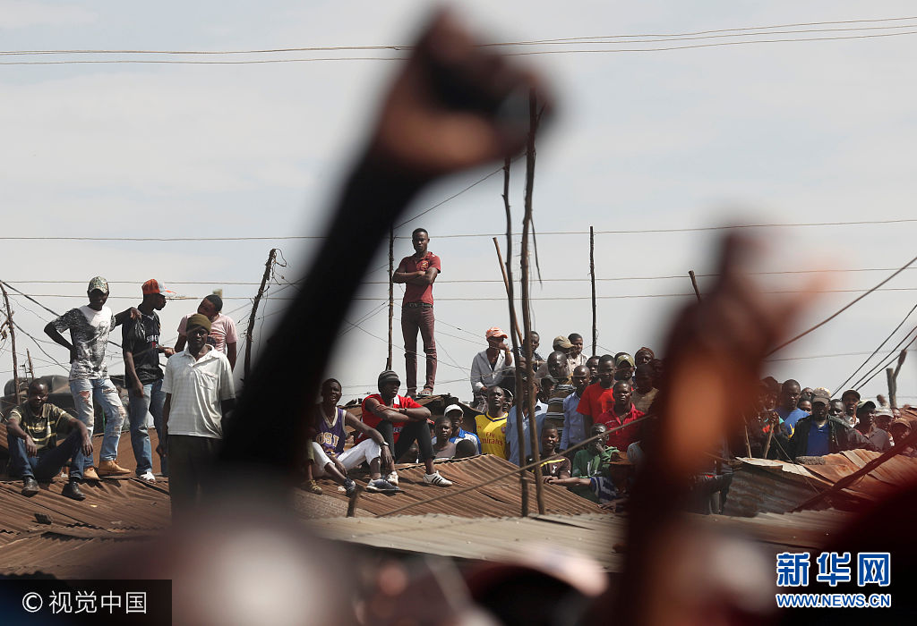 当地时间2017年8月13日，肯尼亚内罗毕，肯尼亚反对党支持者举行游行，抗议总统选举结果，反对党候选人奥廷加现身游行现场。***_***Supporters of opposition leader Raila Odinga attend a rally in the Kibera slum in Nairobi, Kenya, August 13, 2017. Goran Tomasevic