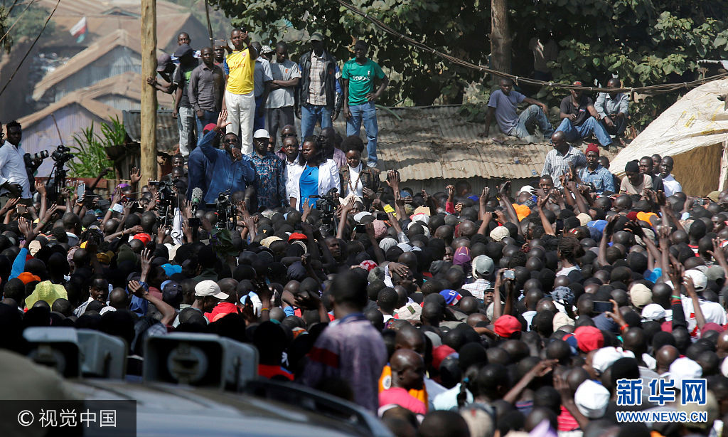 当地时间2017年8月13日，肯尼亚内罗毕，肯尼亚反对党支持者举行游行，抗议总统选举结果，反对党候选人奥廷加现身游行现场。***_***Supporters listen as opposition leader Raila Odinga addresses a rally in the Kibera slum, Nairobi, Kenya August 13, 2017. Thomas Mukoya