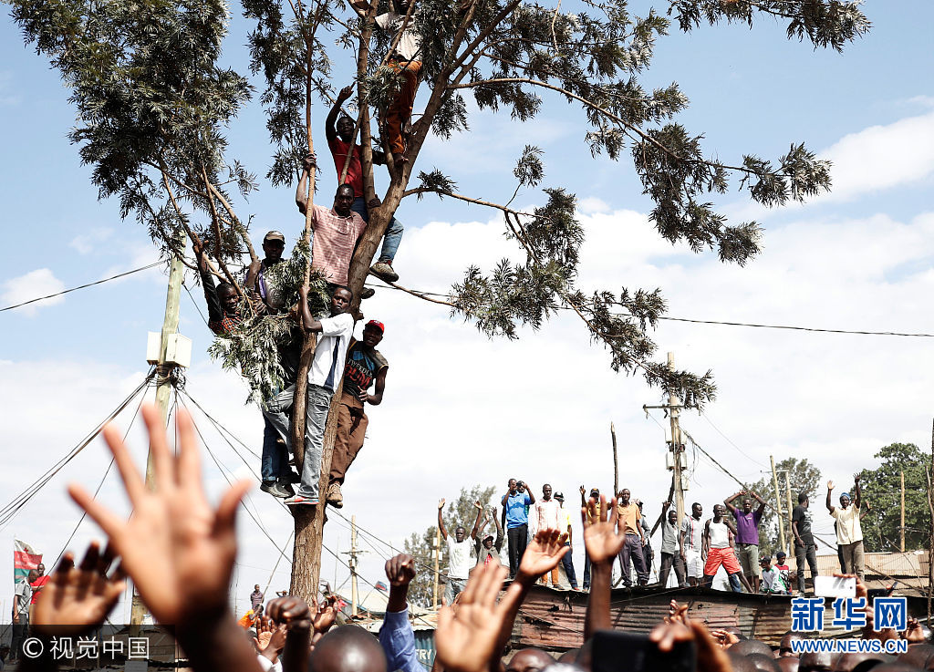 当地时间2017年8月13日，肯尼亚内罗毕，肯尼亚反对党支持者举行游行，抗议总统选举结果，反对党候选人奥廷加现身游行现场。***_***Supporters of opposition leader Raila Odinga attend a rally in the Kibera slum in Nairobi, Kenya, August 13, 2017. Goran Tomasevic