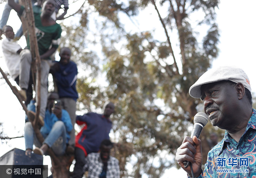 当地时间2017年8月13日，肯尼亚内罗毕，肯尼亚反对党支持者举行游行，抗议总统选举结果，反对党候选人奥廷加现身游行现场。***_***Opposition leader Raila Odinga speaks during rally in Kibera slum in Nairobi, Kenya, August 13, 2017. Goran Tomasevic